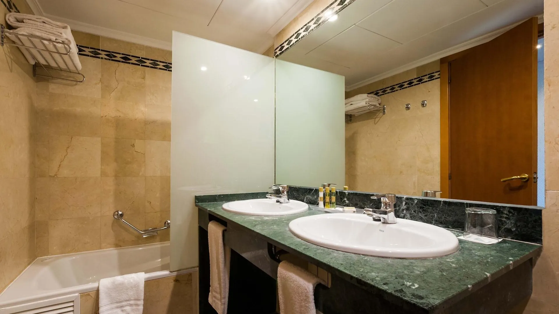 Exe Cristal Palace Barselona 4*,